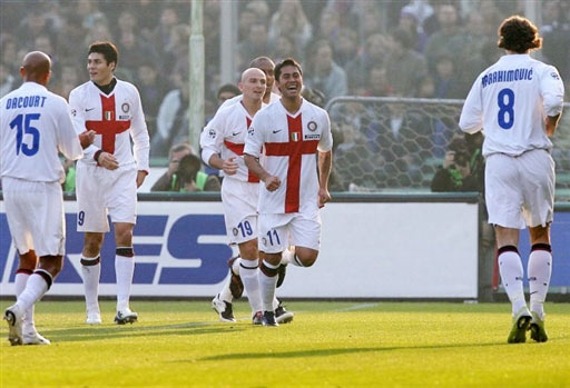 何宇鹏纪念捧杯： 一整季的重量都化为光芒，只为这一次触碰（何宇鹏捧起纪念杯：整季沉淀化作光辉，只为此刻的触碰）